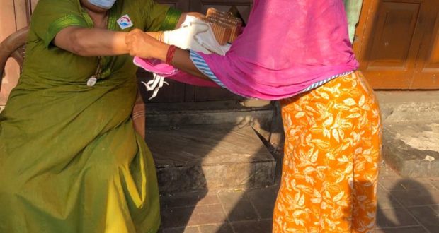 कोरोना महामारी के चलते दिल्ली के रेड लाइट एरिया जी बी रोड पर रह रही सेक्स वर्कर्स की मदद के लिए आगे आई ( Givers For A Cause Trust) की रचना मालिक