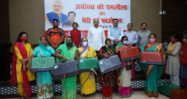 माननीय प्रधानमंत्री नरेंद्र मोदी जी के 71 वे जन्म दिवस पर सिलाई मशीन वितरण समारोह हुआ