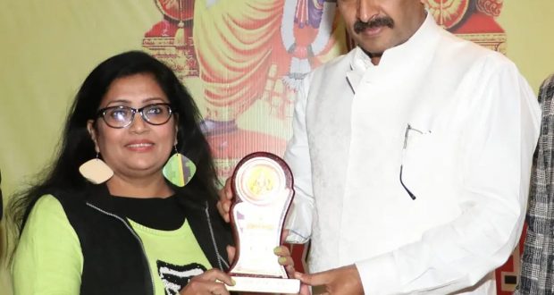 अयोध्या की रामलीला सम्मान समारोह में सम्मानित हुई पत्रकार आभा यादव